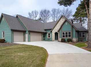 2010 Pinewood Ct, Menasha, WI 54952