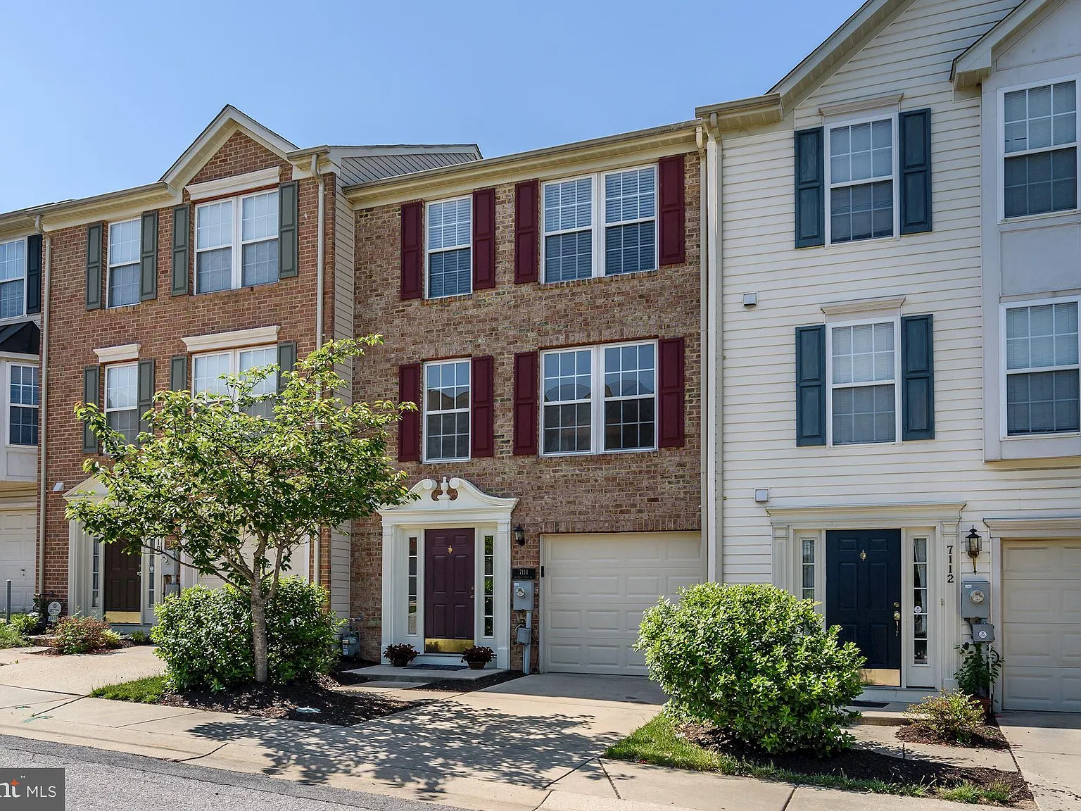 3 bed, 2.5 bath, 2000 sqft, $3,200 — Photo 1