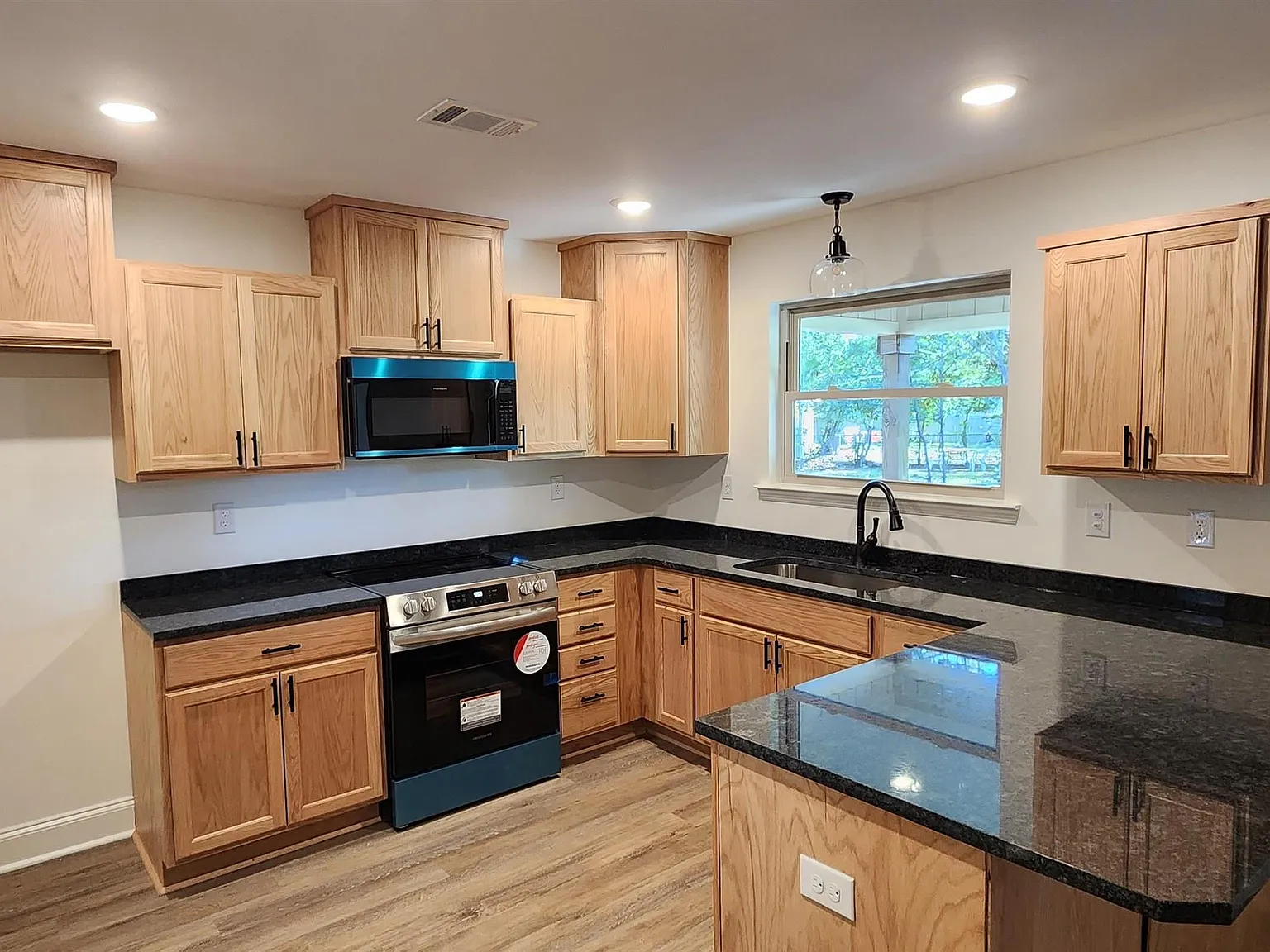 3 bed, 2.0 bath, 1576 sqft, $1,595 — Photo 2