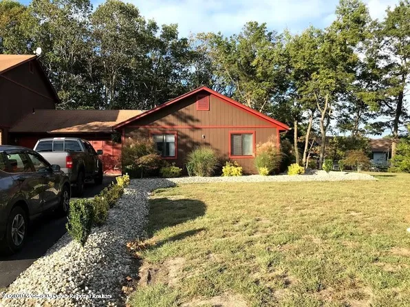 8 Flamingo Dr, Howell, NJ 07731