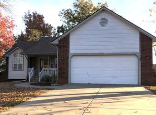 2 N Shamrock Ln, Augusta, KS 67010