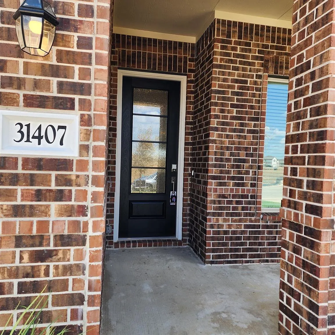 4 bed, 2.0 bath, 1975 sqft, $2,300 — Photo 2