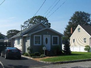 249 S 7th St, Lindenhurst, NY 11757