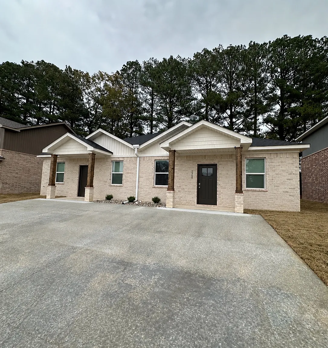 3 bed, 1200 sqft, $1,400 — Photo 1
