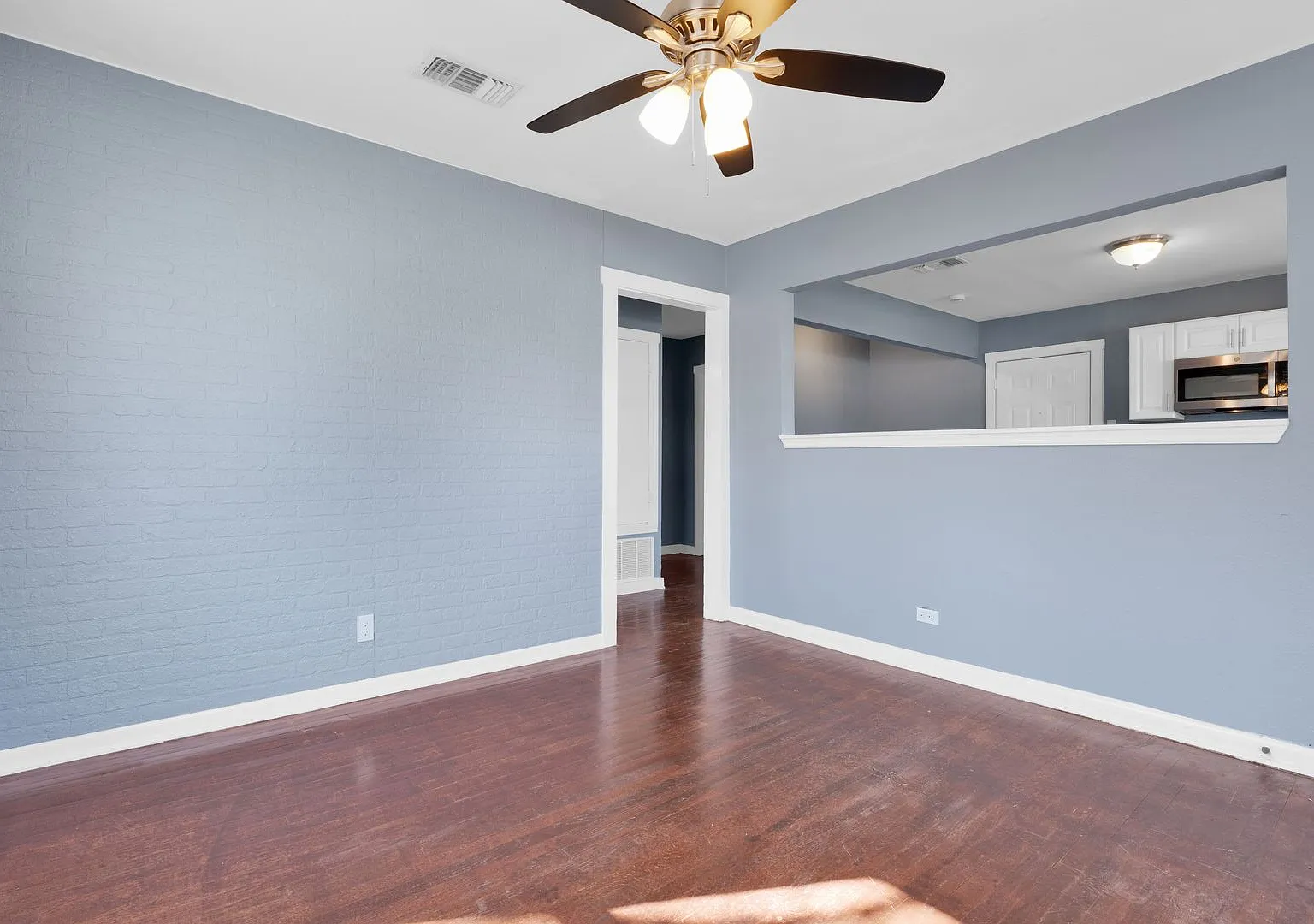 Cozy 3 Bed 2 Bath- Newly Renovated Home in Downtown San Antonio! — Photo 4