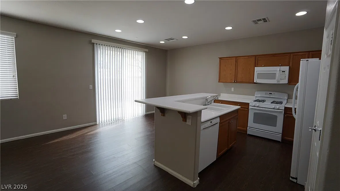 4 bed, 2.5 bath, 1627 sqft, $1,990 — Photo 4