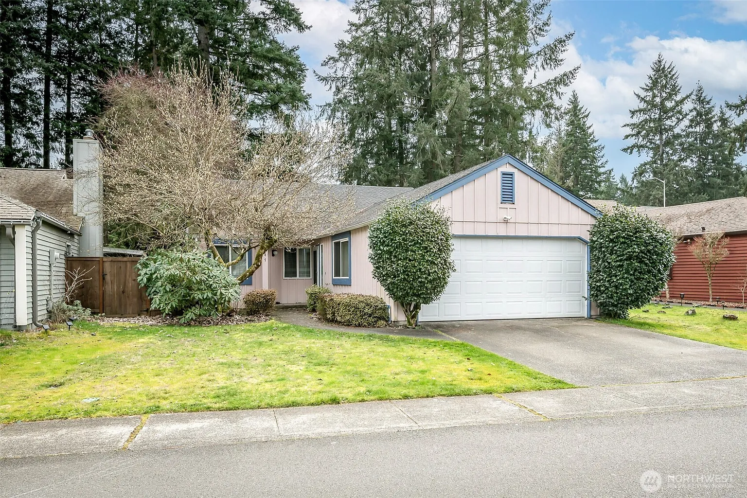 647 Malibu Drive SE photo 1