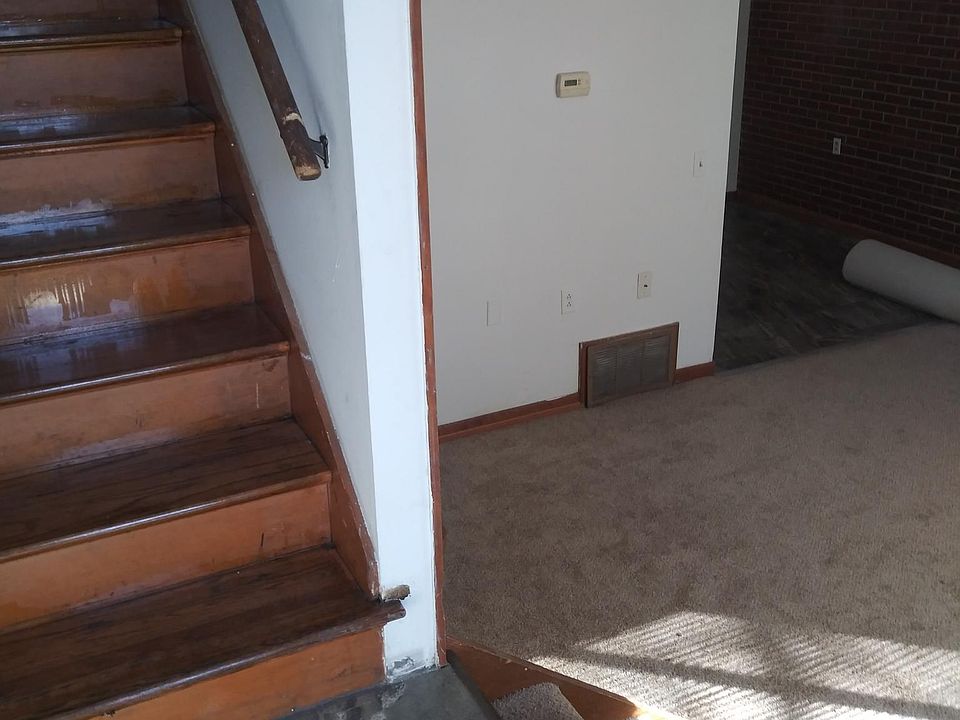 Entry: down 4 steps into main living area or up 14 stairs to the bedrooms and bath.