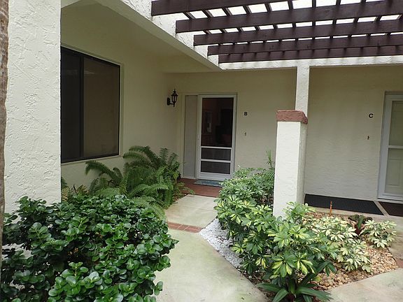 4th image of 301 Sea Oats Dr APT B