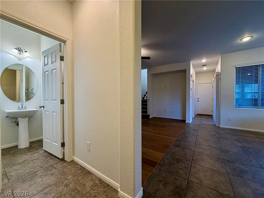 3 bed, 2.5 bath, 1740 sqft, $1,995 — Photo 3