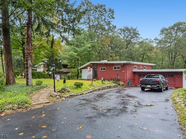 52 Valley Rd, Ringwood Boro, NJ 07456