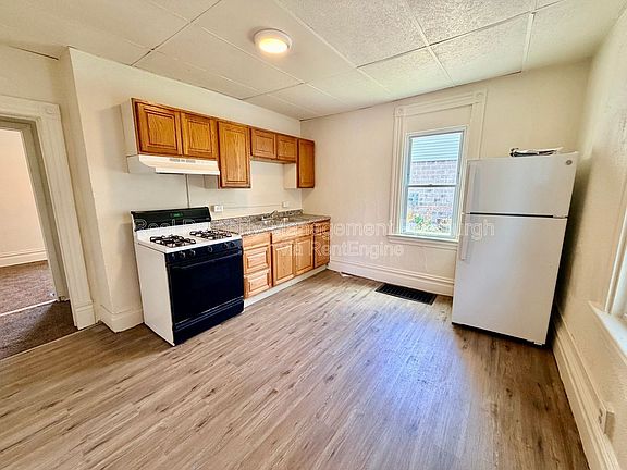 5th image of 405 Main St
