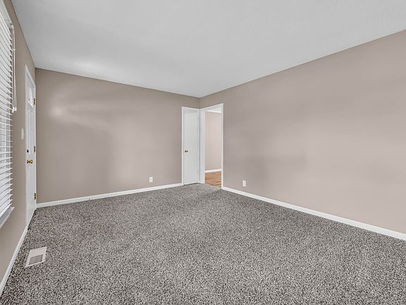 5th image of 130 Darlene Dr
