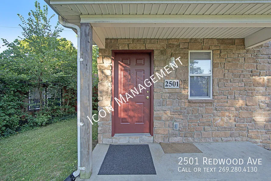 Spacious Off-Campus Living Walk to Class! — Photo 4