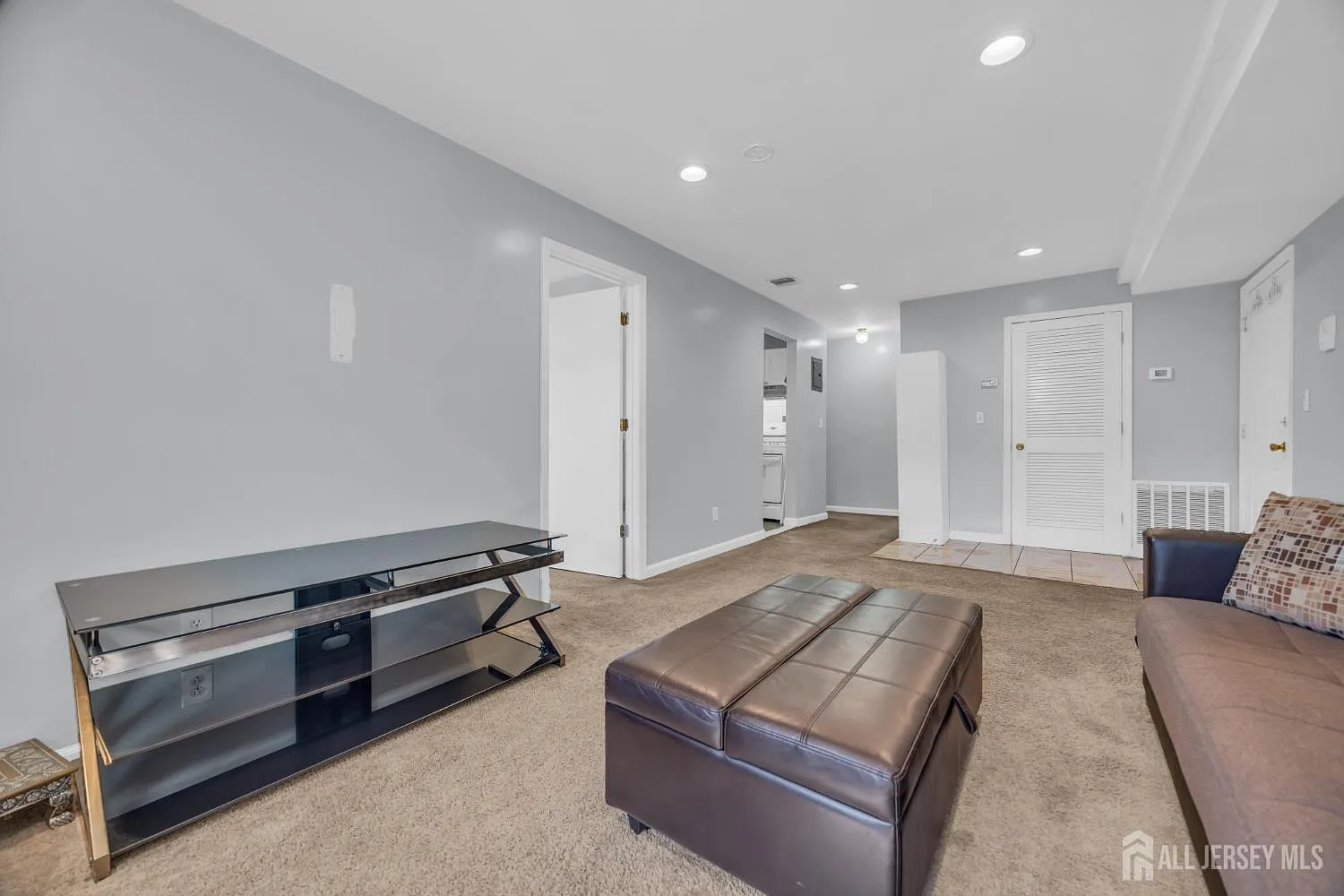 393 College Dr — Photo 3