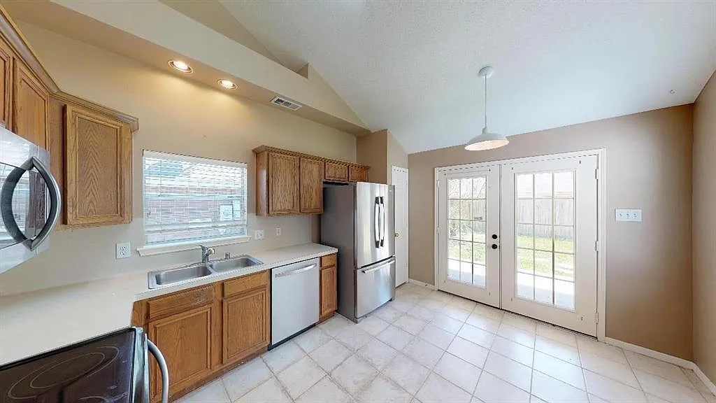 3 bed, 2.0 bath, 1421 sqft, $1,725 — Photo 2