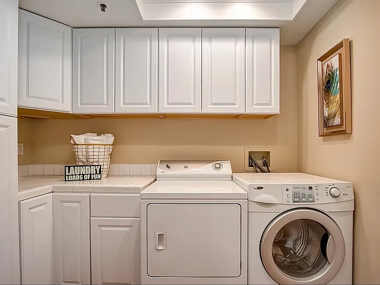Laundry room with no-agitator washing machine