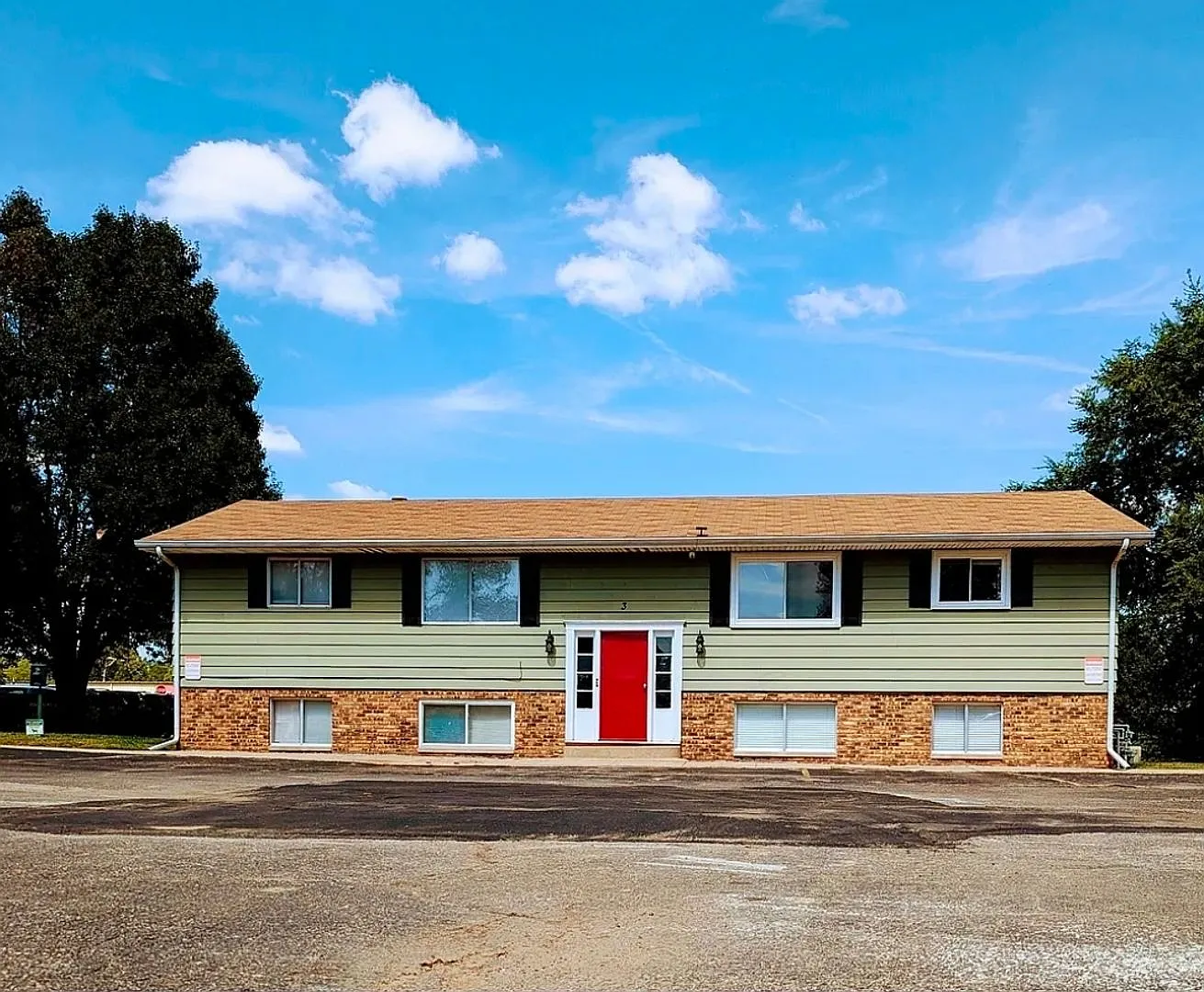 227 W Elm St — Photo 1