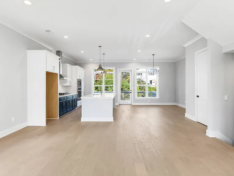 2035 Parkside Ln — Photo 12