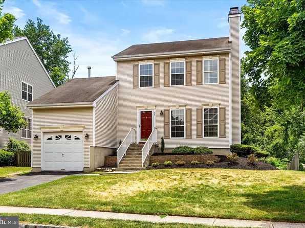 66 Arrowhead Dr, Burlington, NJ 08016