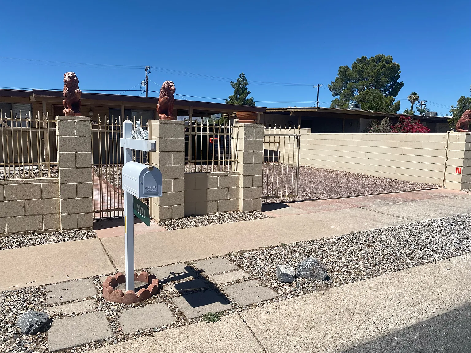3 bed, 1000 sqft, $1,600 — Photo 2