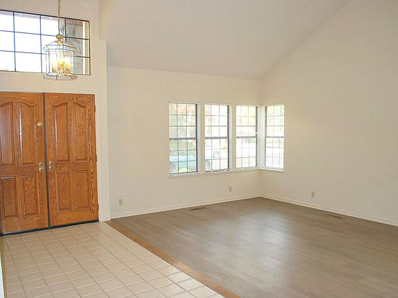 4th image of 20 Stratford Ct