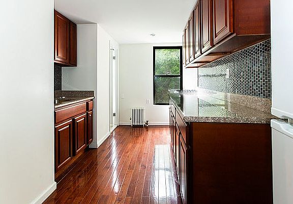 5th image of 82 E 7th St APT 3
