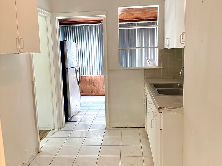 962 Stark St — Photo 8