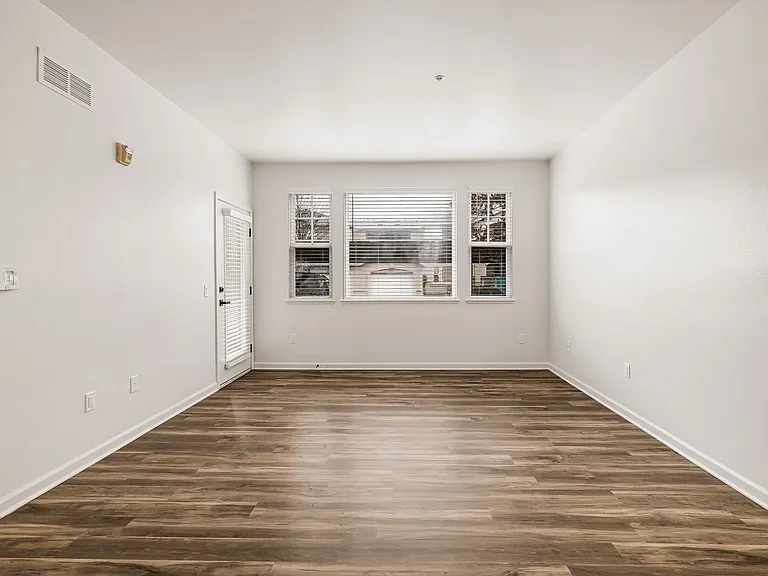 Sterling Oaks Luxury Apartments — Photo 40