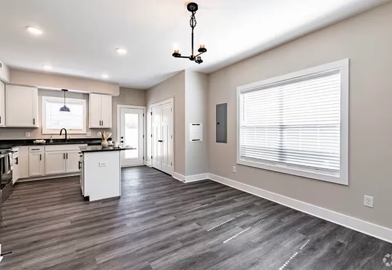 449 Glendale Dr — Photo 2