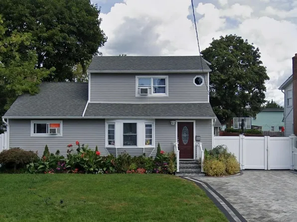 95 E Booker Avenue, Wyandanch, NY 11798