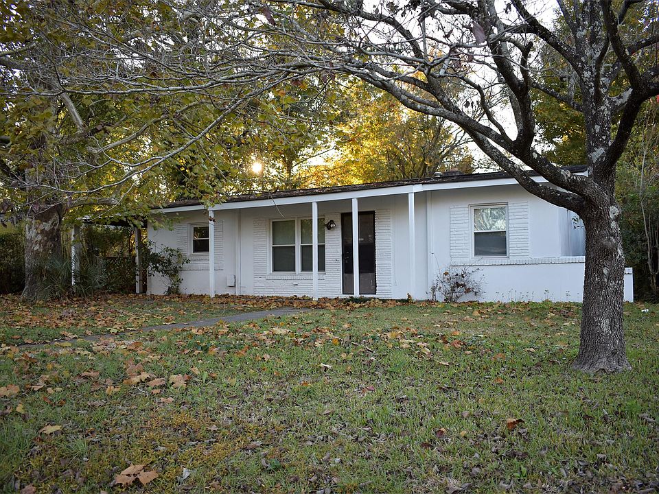 1953 bungalow with large front yard