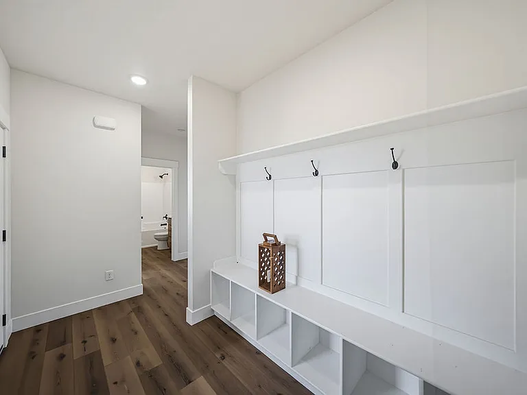 435 E River Ln — Photo 5