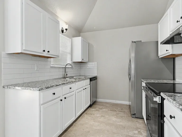 2502 Eastwood Dr — Photo 10