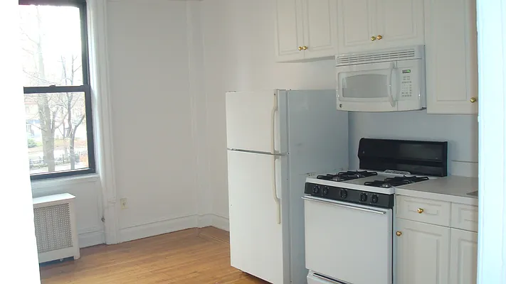 Rented by Metropolitan Equities | media 3