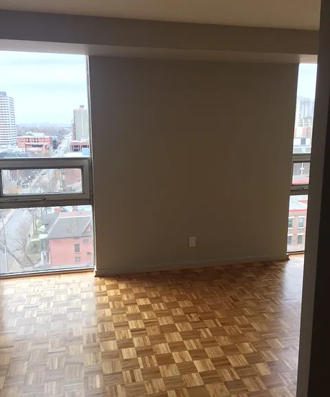 235 Somerset St W — Photo 17