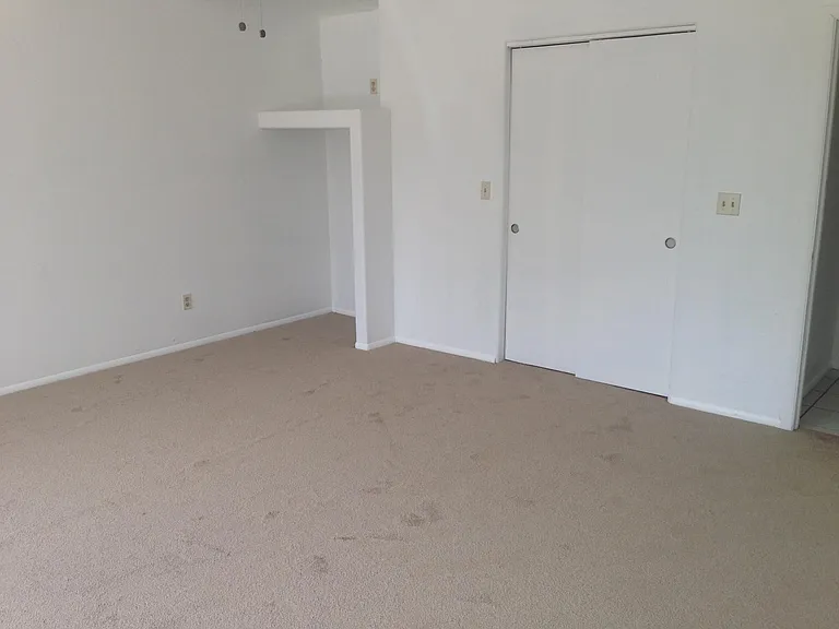 102 E Gardenia Dr — Photo 7