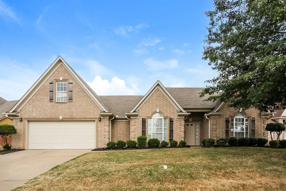 3 bed, 2.0 bath, 1915 sqft, $2,075 — Photo 1