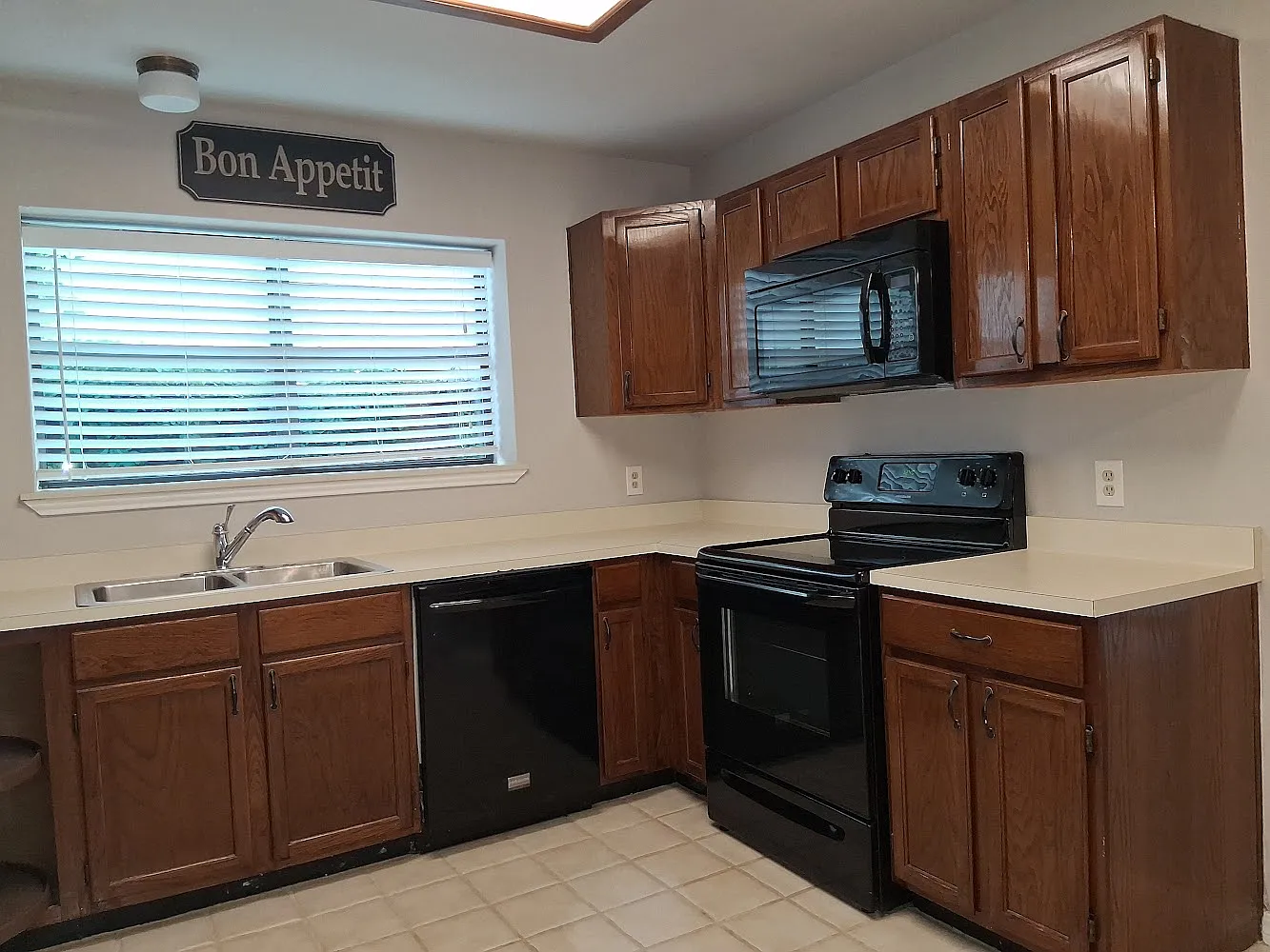 4 bed, 1853 sqft, $2,550 — Photo 4