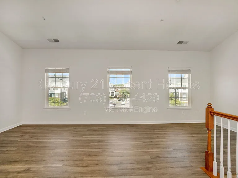 24676 Hutchinson Farm Dr — Photo 9