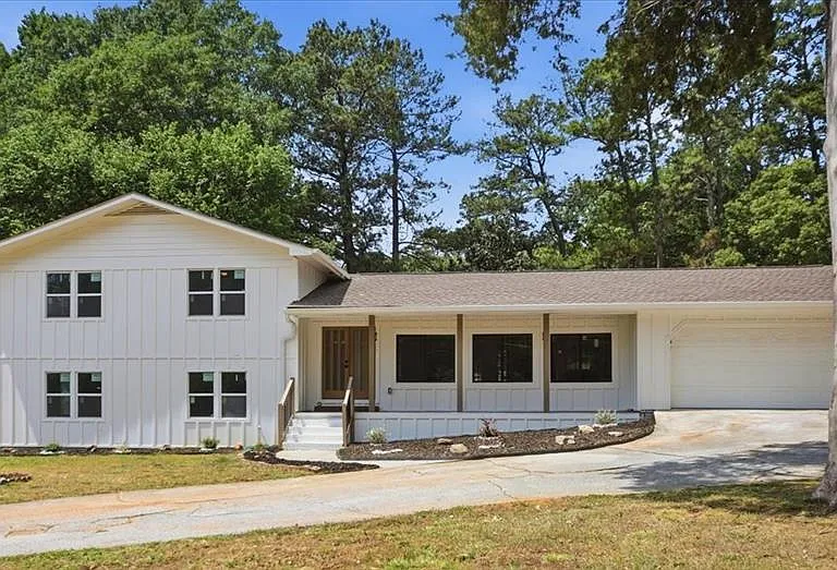 1073 Grayson Pkwy — Photo 1