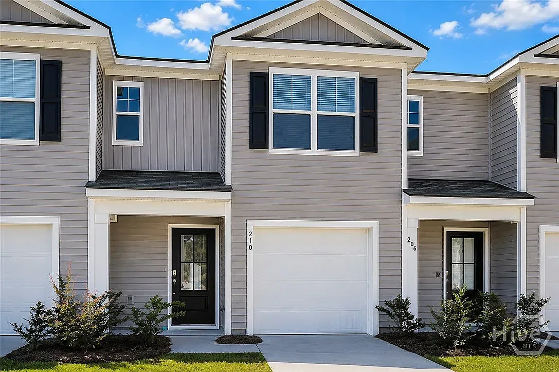 3 bed, 1418 sqft, $1,900 — Photo 1