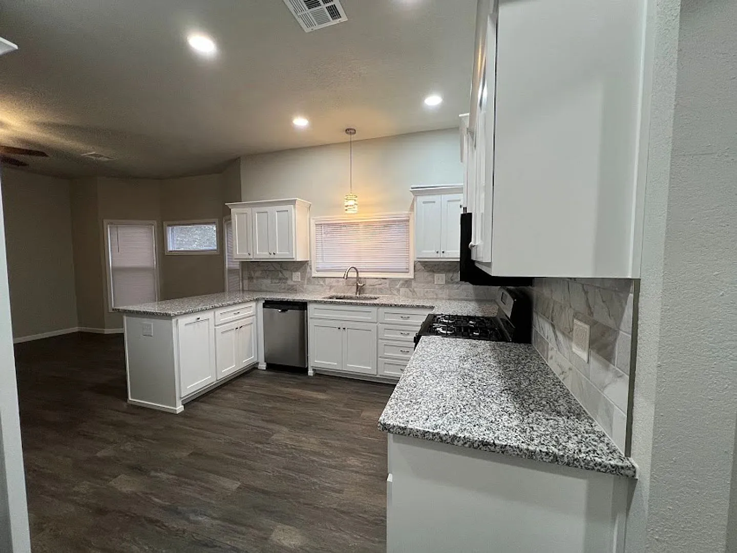 Stunning 4-Bedroom Renovated Home in Sapulpa — Photo 1