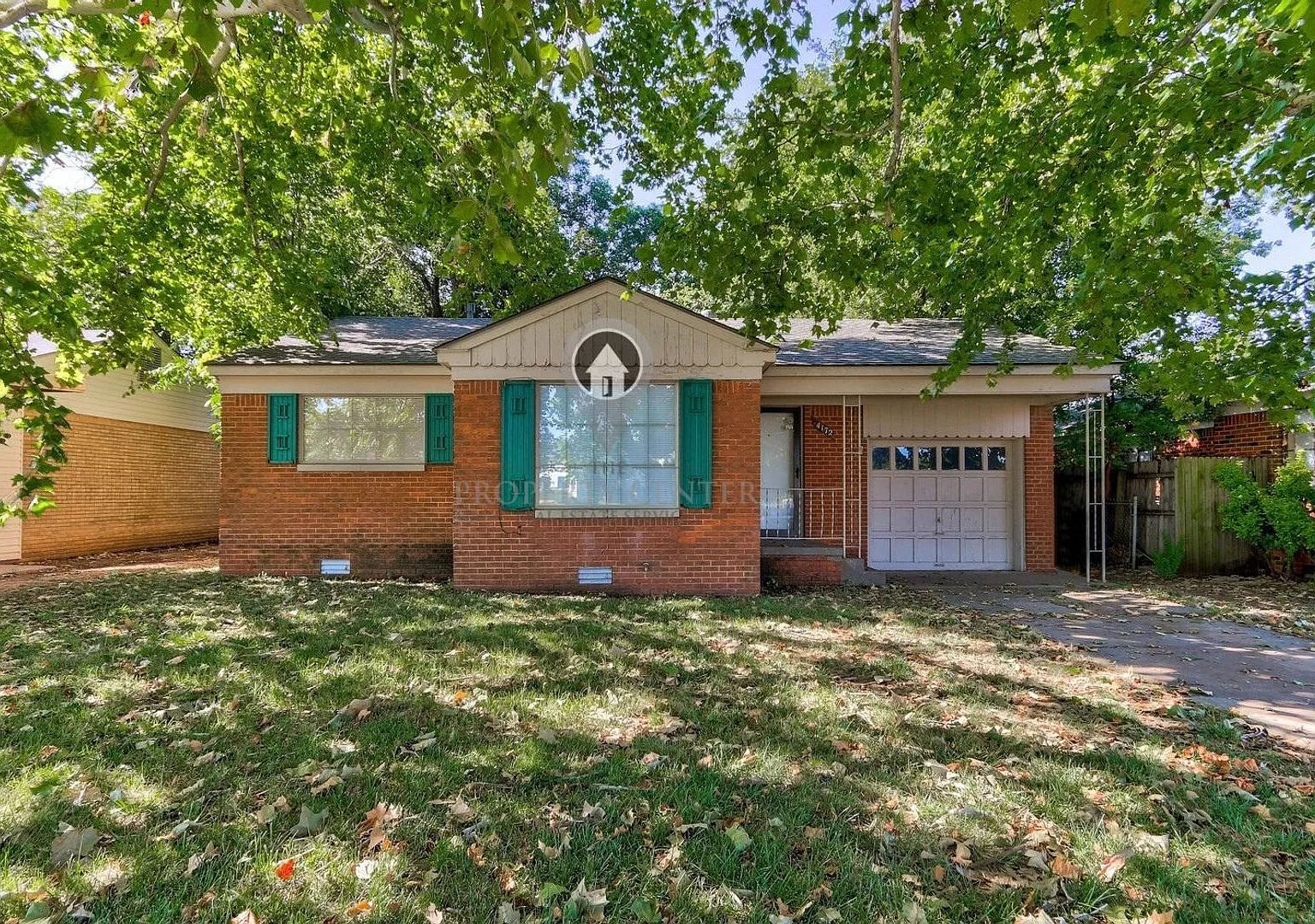 Charming 2-Bedroom Home with Spacious Backyard & Great Location — Photo 2