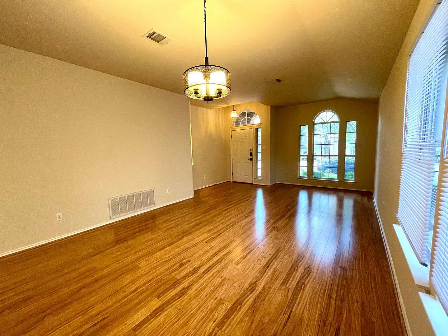 Well-Maintained 3 bedroom, 2 bathroom in Northwood — Photo 4