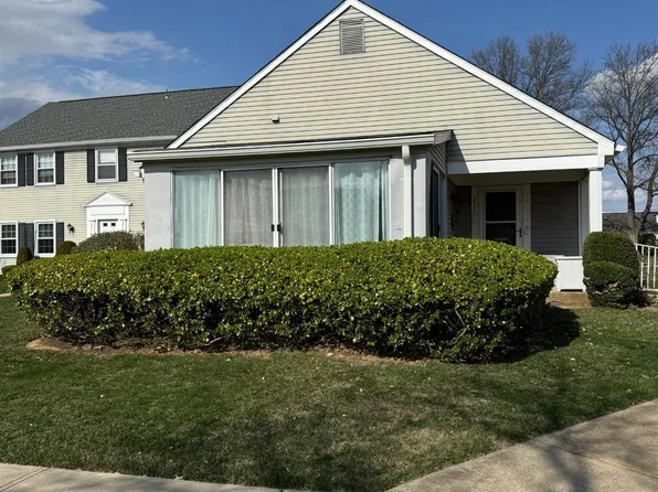 211 N Rossmoor Dr #C, Monroe Township, NJ 08831