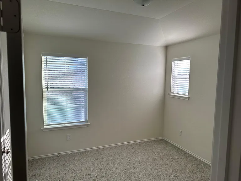 124 Rocroi Dr — Photo 6