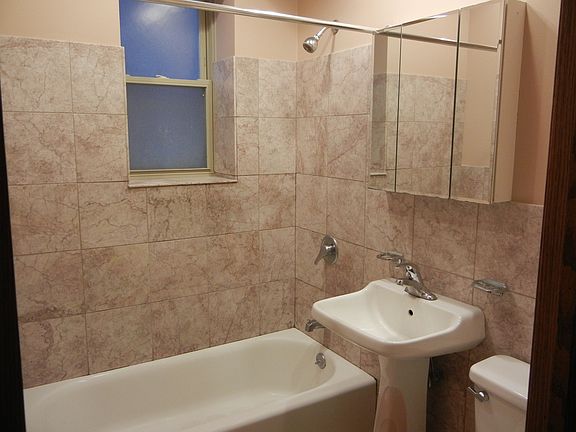 3rd image of 3324 W Belle Plaine Ave #1