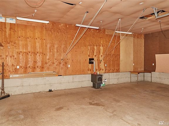 Interior of garage / shop. Lots of storage space!!!