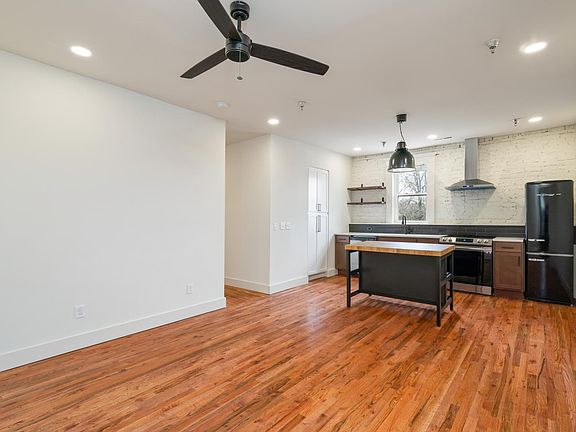 3rd image of 826 N Broadway St #302